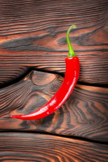 Rode chili peper op een houten achtergrond