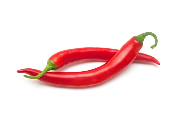Rode chili pepers geïsoleerd op een witte achtergrond. Creatief pittig scherp. Platliggend, bovenaanzicht