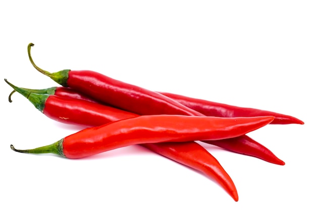 Rode chili pepers geïsoleerd op een witte achtergrond met kopie ruimte Rijpe chili pepers raw food ingrediënt concept