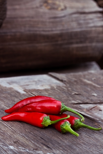 Rode chilipepers op een houten tafel