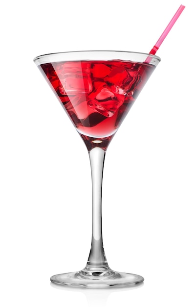 Rode cocktail in een glas geïsoleerd op een witte achtergrond