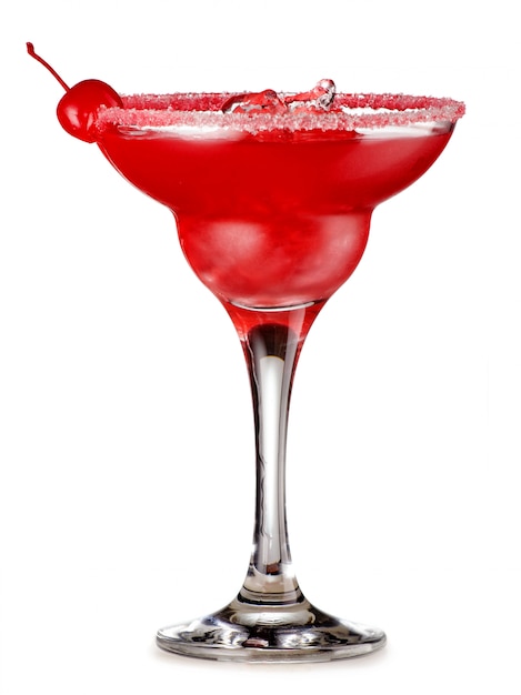 Foto rode cocktail margarita met aardbeien en kersen geïsoleerde bessen