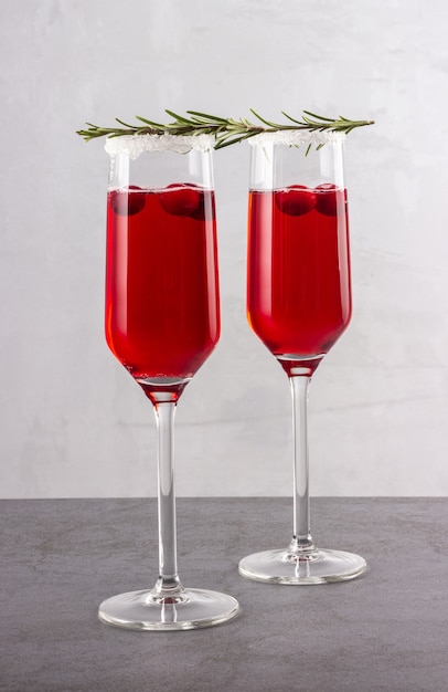 Foto rode cranberry rozemarijn cocktails