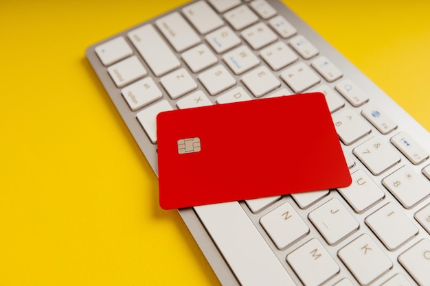 Rode creditcard om online te winkelen op een computertoetsenbord
