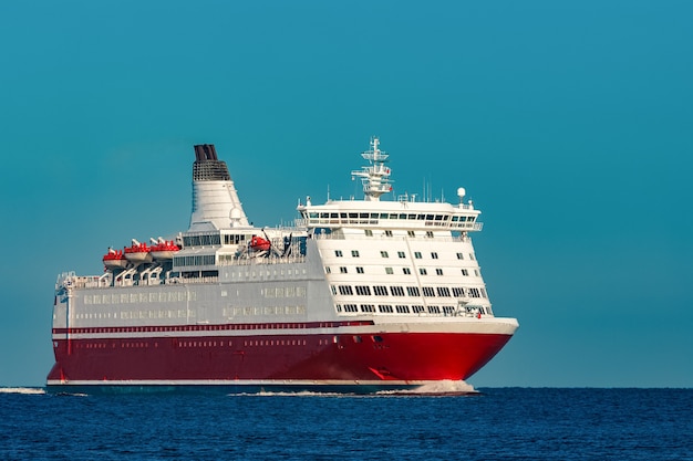 Rode cruiseschip. Grote passagiersveerboot onderweg