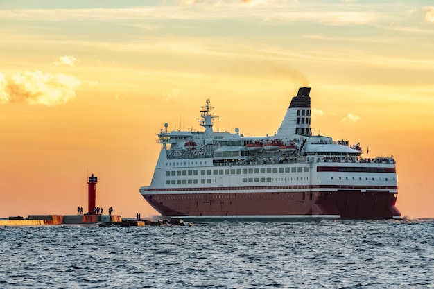 Rode cruiseschip. Passagiersveerboot die van Riga naar Stockholm vaart