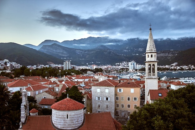 Rode daken van budva in montenegro