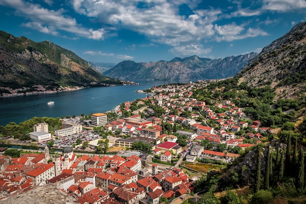 Rode daken van Kotor in Montenegro uitzicht vanaf de bergen. Vakantie thema