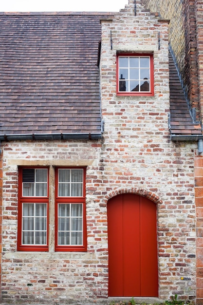 Rode deur op oud Europees steenhuis van Brugge, België