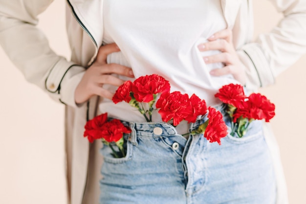 Rode dianthus bloemen in handen van de vrouw