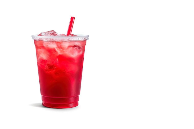 Rode drank in een plastic beker geïsoleerd op een witte achtergrond Take-away drankjes concept met kopieerruimte