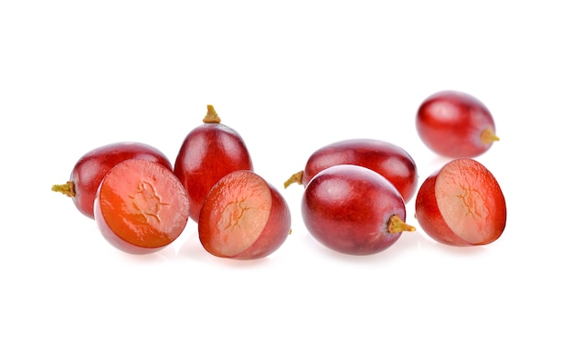 Rode druiven geïsoleerd op een witte achtergrond