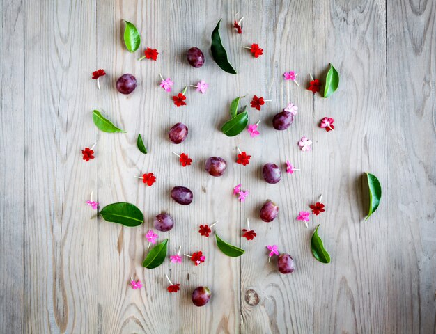 Rode druiven met bloemen op houten bord