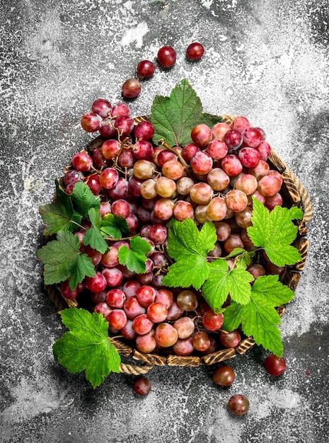 Rode druiven op een houten dienblad.