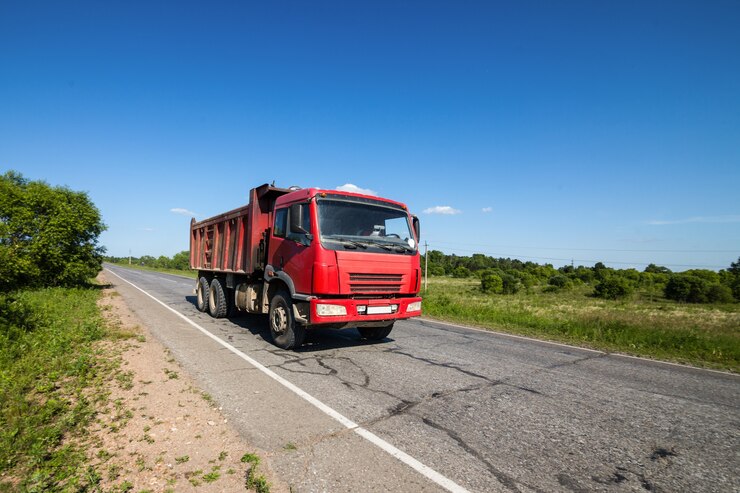 Rode dumper op een weg