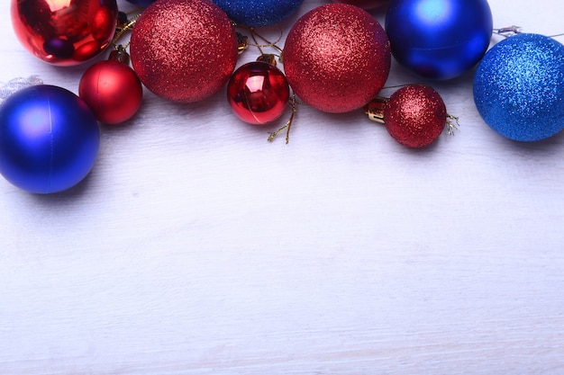 Rode en blauwe kerstballen op houten