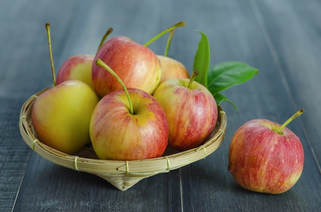 Rode en gele appel op houten achtergrond