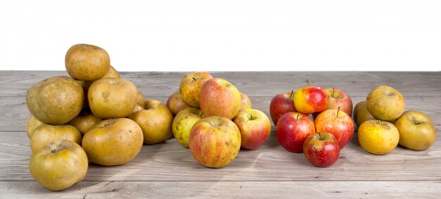 Rode en gele biologische appels op houten tafel