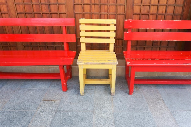 Rode en gele houten bankstoelen in het park