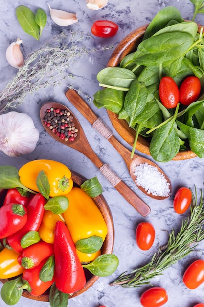 Rode en gele kleine paprika-spinazie en kerstomaatjes