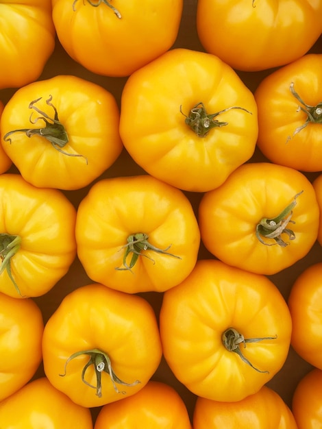 Rode en gele tomaten in dozen op de boerenmarkt.selectieve focus.nature