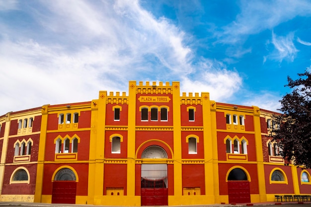 Rode en gele voorgevel van de stieren arena in Merida Extremadura in Spanje