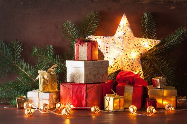 Rode en gouden kerst geschenkdoos en decoratie