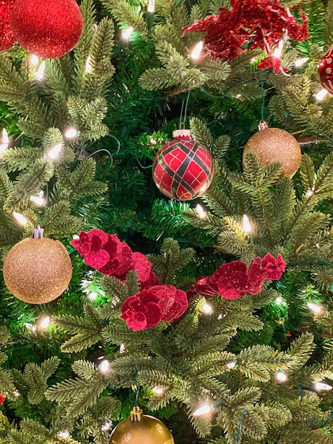 Rode en gouden versieringen op de kerstboom Kerstballen op boomtakje Kerstachtergrond