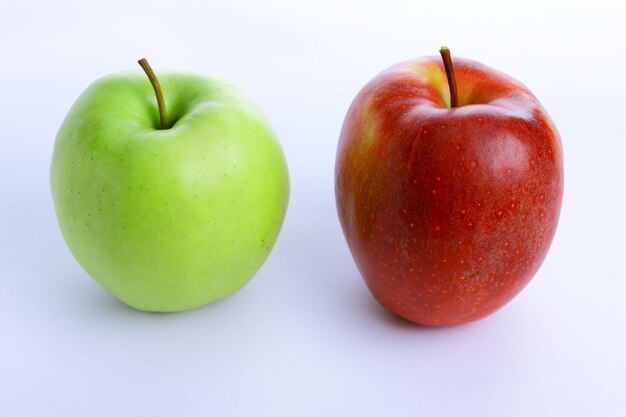 Rode en groene appel op een lichte achtergrond. Biologische appels. Gezond eten