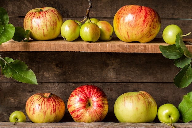 Rode en groene appels op de oude rustieke tafel