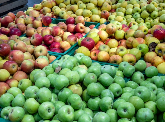 Rode en groene appels op de toonbank van de supermarkt