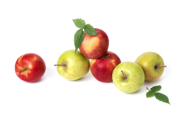 Rode en groene appels op een witte achtergrond. Groene en rode sappige appels met groene bladeren op een geïsoleerde achtergrond. Een groep rijpe appels op een witte achtergrond.