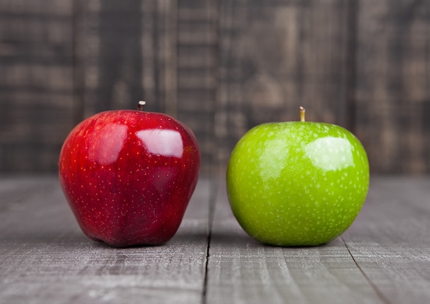 Rode en groene appels op houten tafel