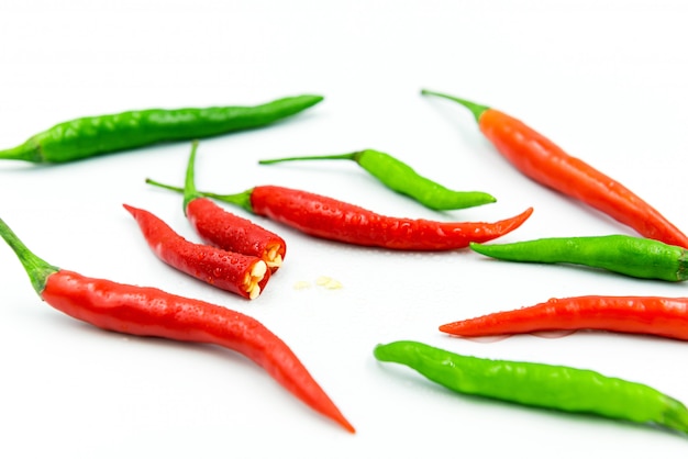 rode en groene chili op witte achtergrond, peper, paprika