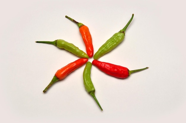 Rode en groene chili's op een witte achtergrond