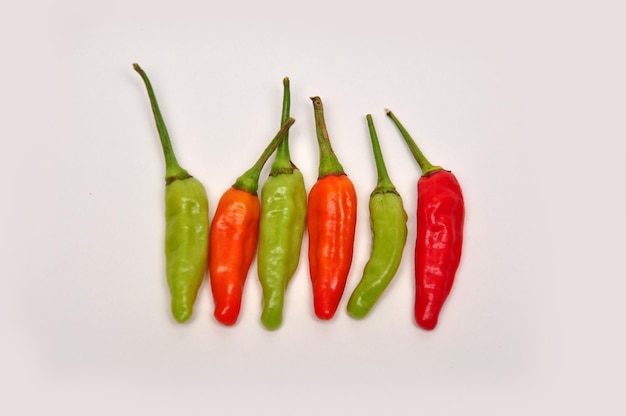 Rode en groene chili's op een witte achtergrond
