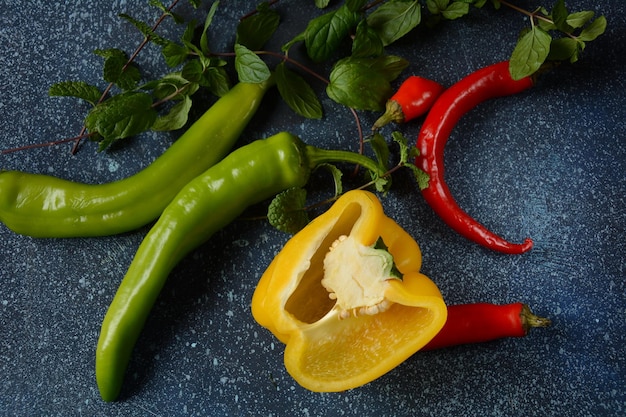 Rode en groene chilipepers en de helft van gele paprika