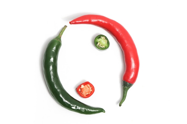 Rode en groene hete chili peper top view yin en yang foto concept geïsoleerd op witte achtergrond