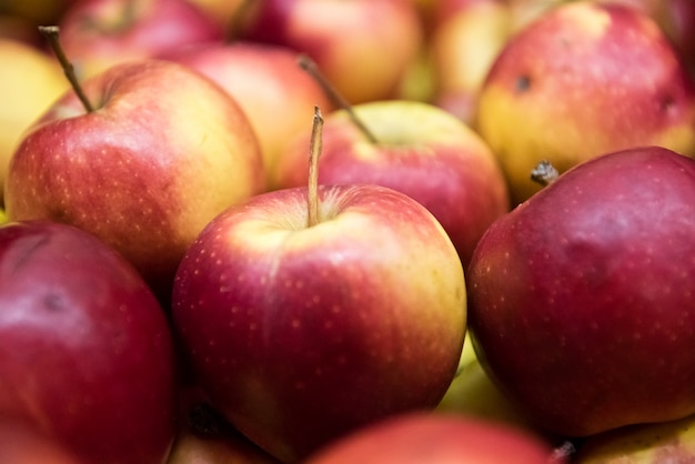 Rode en kleuren appels