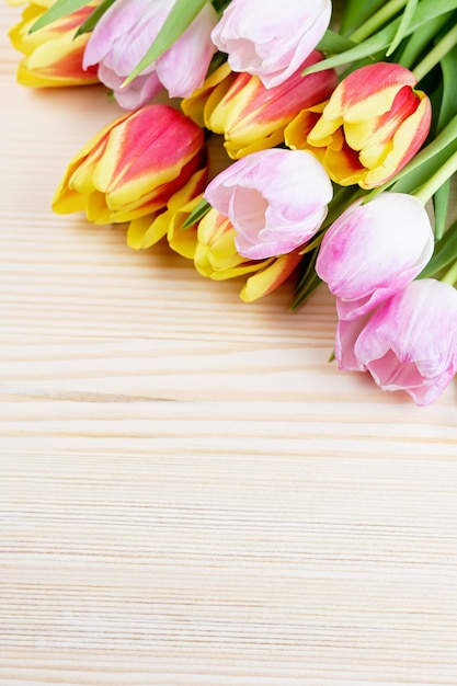 Rode en roze tulpen op houten close-up als achtergrond, exemplaarruimte