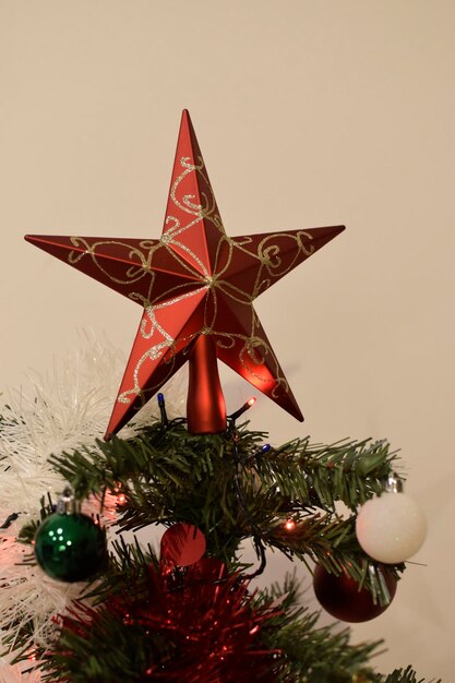 rode en witte decoratie van een kerstboom