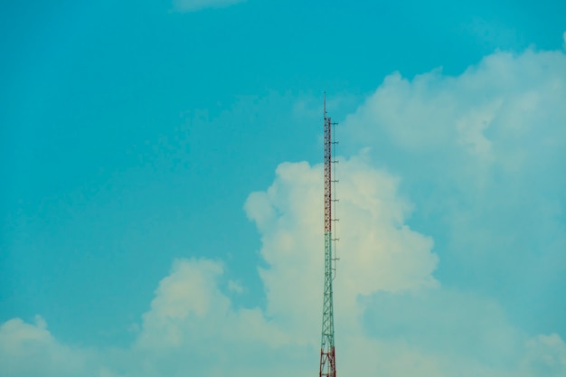 Rode en witte grote toren en de lucht en de wolkenachtergrond