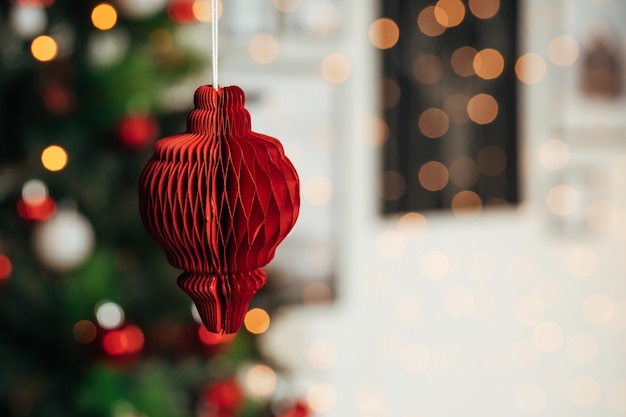 Rode en witte kerstbal opknoping van een kerstboom