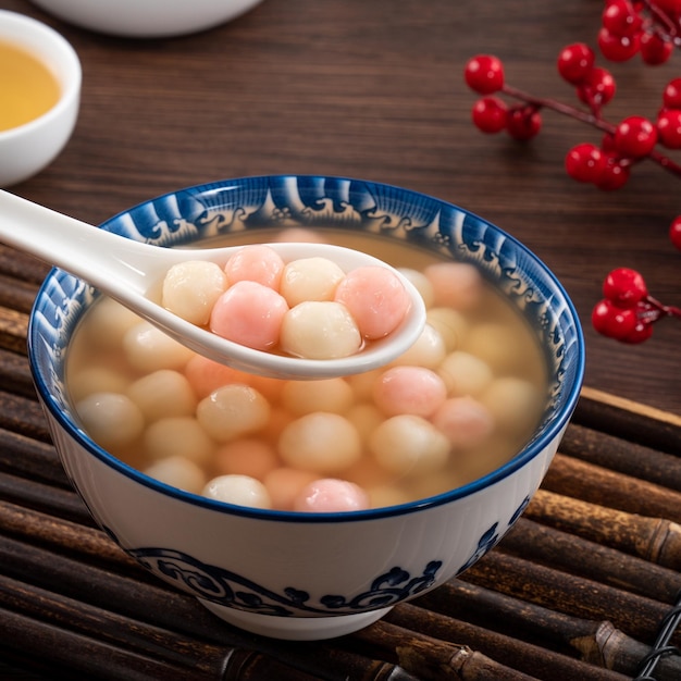 Rode en witte tangyuan met stroopsoep