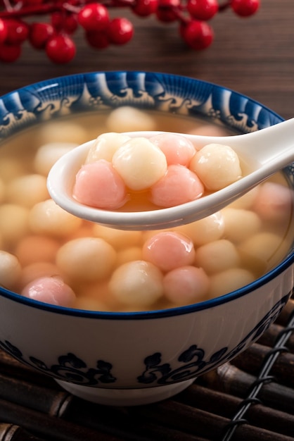 Rode en witte tangyuan met stroopsoep