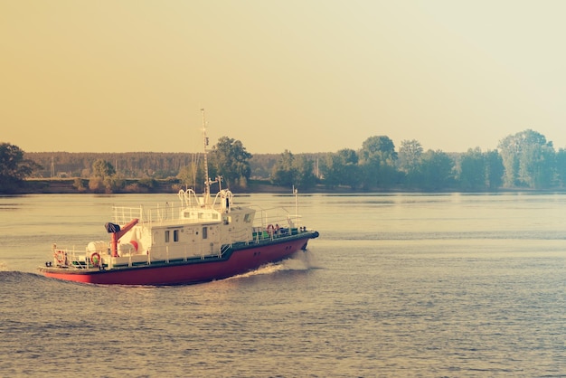 Rode en witte vissersboot of boot drijven Toned