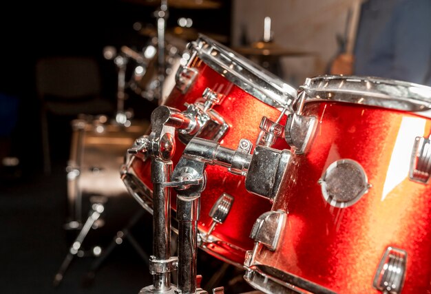 Rode en zilveren drums apparatuur close-up
