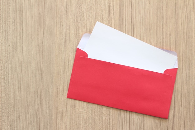 Foto rode envelop op de houten achtergrond