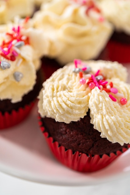 Rode fluweel cupcakes met witte chocolade ganache glazuur