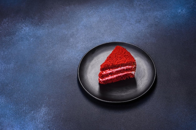Rode fluwelen cake klassieke drielaagse cake van rode boterkoekjes met room